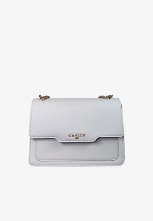 Bolso de hombro rectangular de cuero blanco con correa de cadena dorada y logo dorado "GAELLE" en la solapa frontal.