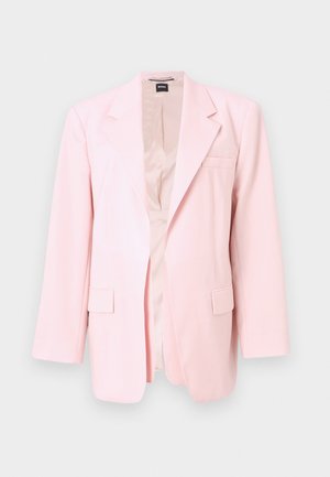 Blazer rosa claro feito de um tecido suave, com um único bolso no peito, dois bolsos frontais e lapelas em pico. O interior é semelhante a cetim.