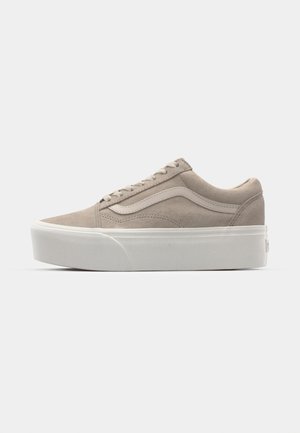 Beige suede lavsko med hvit gummisåle, rund tå og flat snøring. Side stripe-detalj i en litt lysere nyanse.