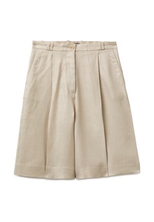 Short beige taille haute cintré avec plis devant, poches latérales, passants pour ceinture et fermeture par bouton.