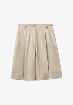 Pantaloncini beige a vita alta su misura con pinces frontali, tasche laterali, passanti per cintura e chiusura con bottone.