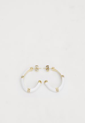 Aros de aro blancos con acentos dorados y pequeñas piedras preciosas transparentes. El diseño presenta una forma curvada con un acabado brillante.