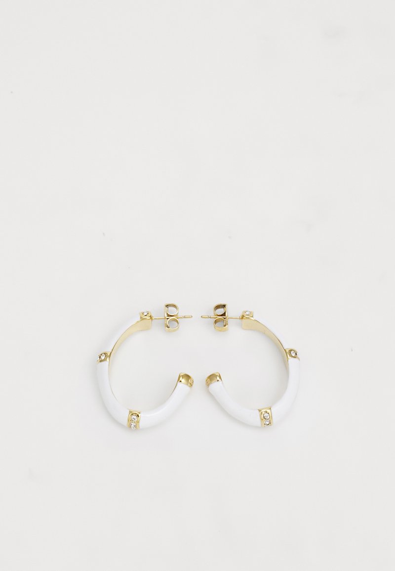 Brincos em forma de argola brancos com acentos dourados e pequenas pedras preciosas transparentes. O design apresenta uma forma curva com um acabamento brilhante.