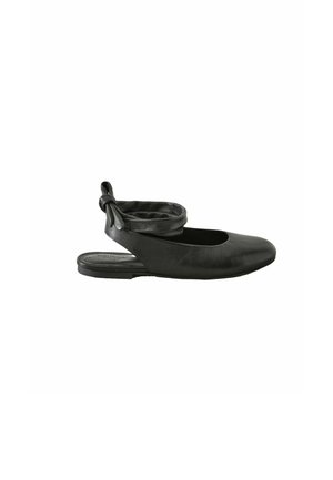 Zapato negro de piel tipo slingback con punta cuadrada, detalle de correa retorcida, suela plana y textura suave. Sin hardware visible ni patrones prominentes.