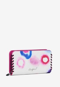Billetera larga blanca con manchas de acuarela coloridas en rosa, azul y púrpura. Cuenta con un zipper rosa y costura decorativa en el lateral.