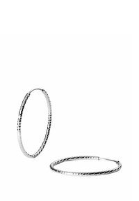 Silberne Creolen mit gewundener Textur, ausgestattet mit einer glänzenden Oberfläche und einem sicheren Verschluss. Kreisform mit glattem Rand.