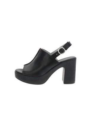 Sandalo slingback in pelle nera con punta aperta, cinturino regolabile con fibbia e plateau con tacco alto a blocco testurizzato.