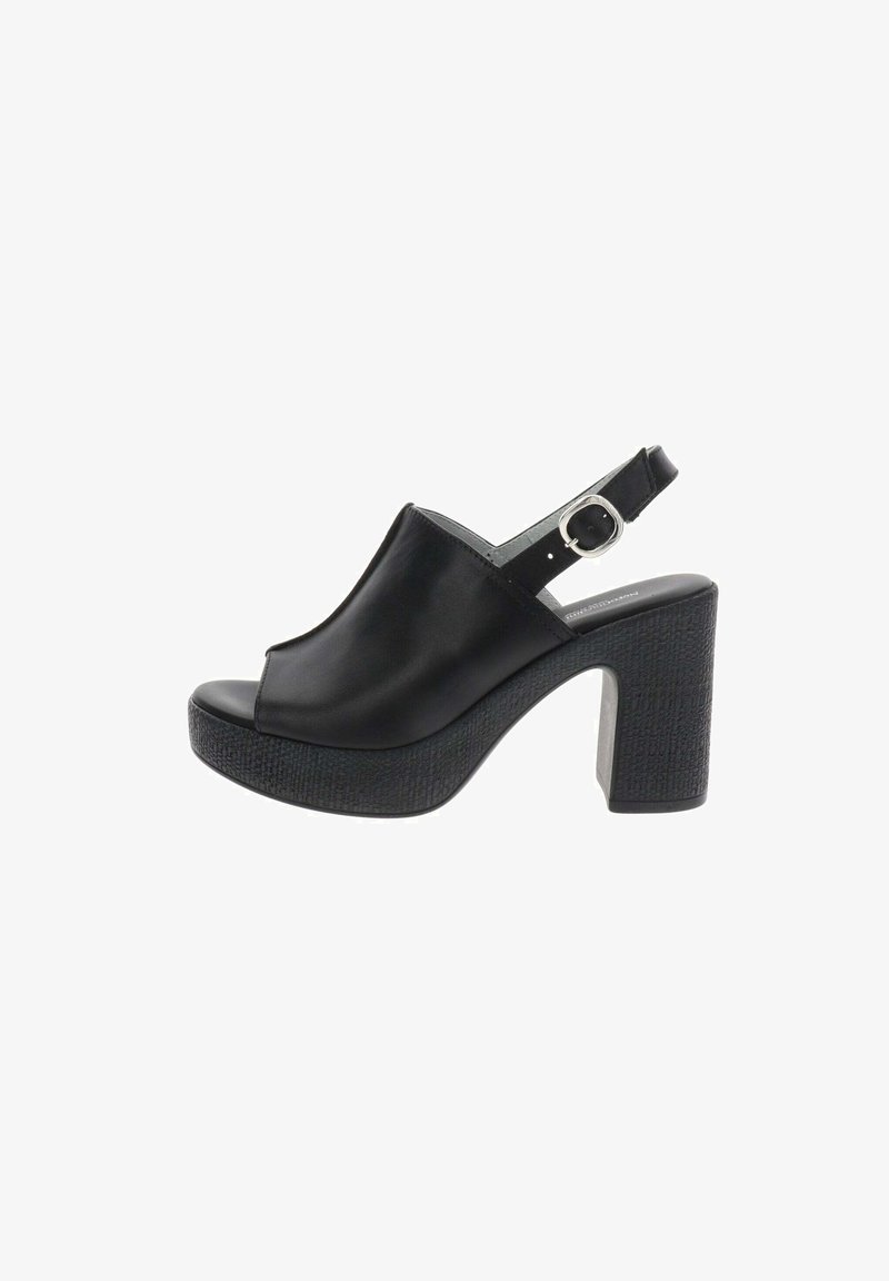 Sandale slingback en cuir noir à bout ouvert, bride réglable avec boucle et plateforme à talon bloc texturé.
