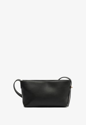 Schwarze Lederhandtasche mit rechteckiger Form, minimalistischem Design und einem einzigen Griff. Besitzt eine glatte Textur und goldene Hardware-Details.