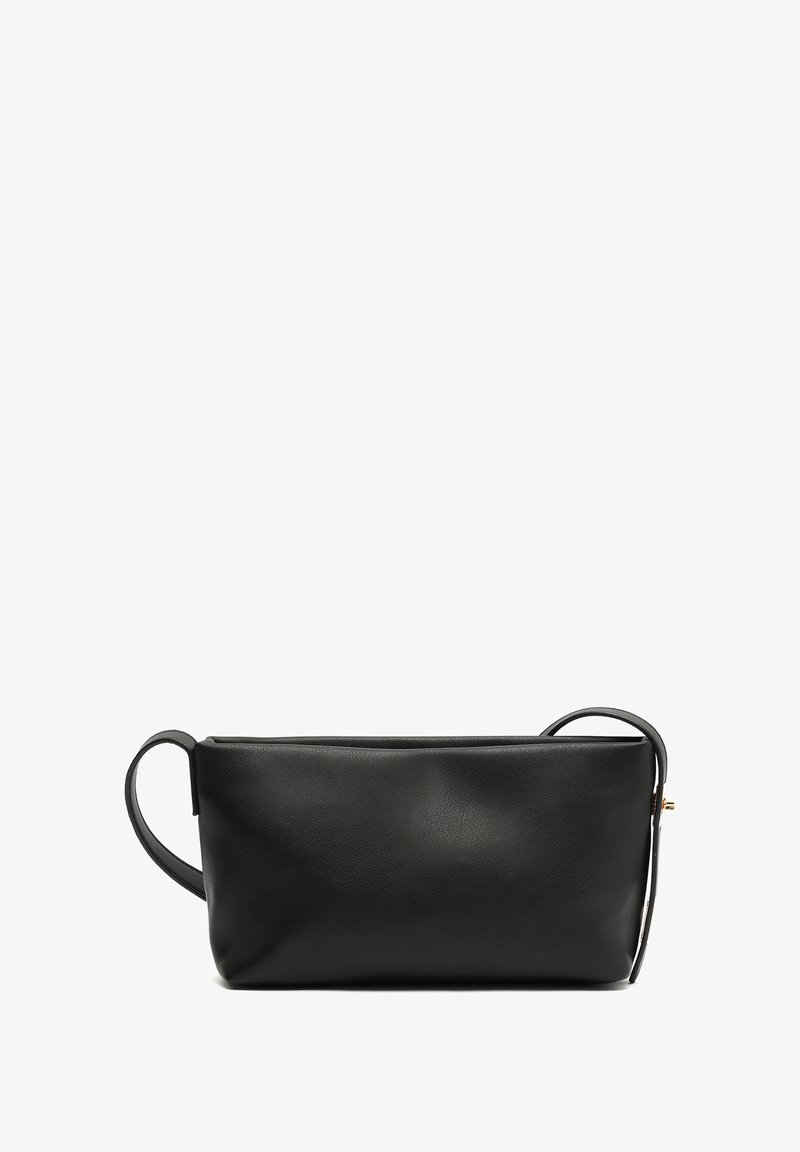 Borsa a mano nera in pelle con forma rettangolare, design minimal e una sola maniglia. Presenta una texture liscia e dettagli in metallo dorato.