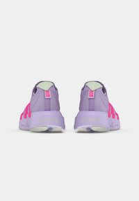 Lila Laufschuhe mit pinken Akzenten, einer gepolsterten Sohle und einem strukturierten Material mit Branding an der Ferse.