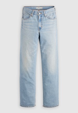 Világoskék egyenes szárú farmernadrág öt zsebbel, gombzárral és övbújtatókkal, egyszerű világos háttéren.