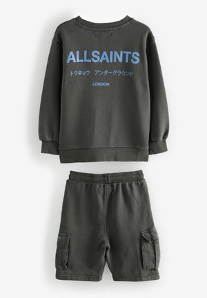 Set di felpa grigia scura e pantaloni corti, con testo blu "ALLSAINTS" e "LONDON," dotato di polsini a coste e tasche cargo sui pantaloni.