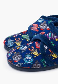 Blaue Plüschschuhe mit einem bunten Roboter-Muster, weichem Stoff, Querriemen-Design und abgerundeter Zehenform. Rutschfeste Gummisohle.