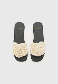 Infradito in tessuto beige con accenti floreali testurizzati sulle cinghie; suole nere; logo dorato impresso sulla soletta.