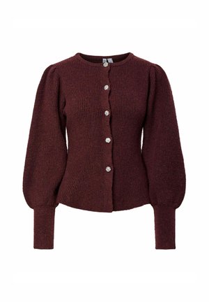 Burgundy strikket cardigan med pufærmer, rund halsudskæring og fem dekorative knapper foran. Ribbede strukturer og tætsiddende manchetter.