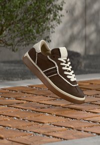 Неизбран, moro/off white