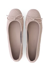Ballet flats in lichtroze synthetisch materiaal, met een gequilt ontwerp, ronde neus en een strikaccent aan de voorkant. Glad textuur overal.