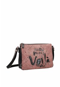 Bolso de hombro acolchado rosa con detalles en negro, cierre de cremallera y texto decorativo con elementos de strass y purpurina en la superficie.