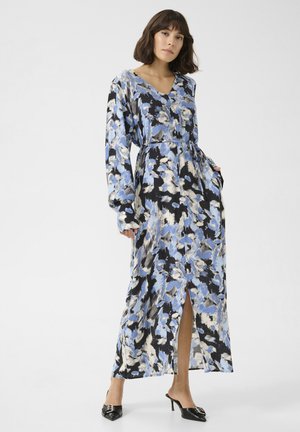 Robe maxi à motif floral présentant des teintes de bleu, noir et blanc, avec des manches longues, un décolleté en V, une ceinture à la taille et des poches latérales.