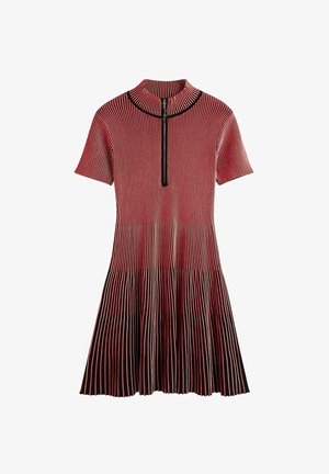 Robe à manches courtes avec des rayures verticales rouges, noires et blanches, un col montant et une fermeture éclair frontale s'étendant jusqu'à la poitrine.