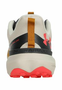Zapato deportivo para hombres con parte superior de malla color crema, acentos negros, detalles rojos y una lengüeta naranja; cuenta con una suela de goma con un revestimiento texturizado.