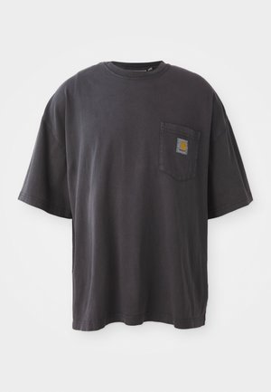 T-shirt en coton noir à manches courtes, col rond et poche sur la poitrine gauche avec un patch logo carré. Design simple et sans ornement.