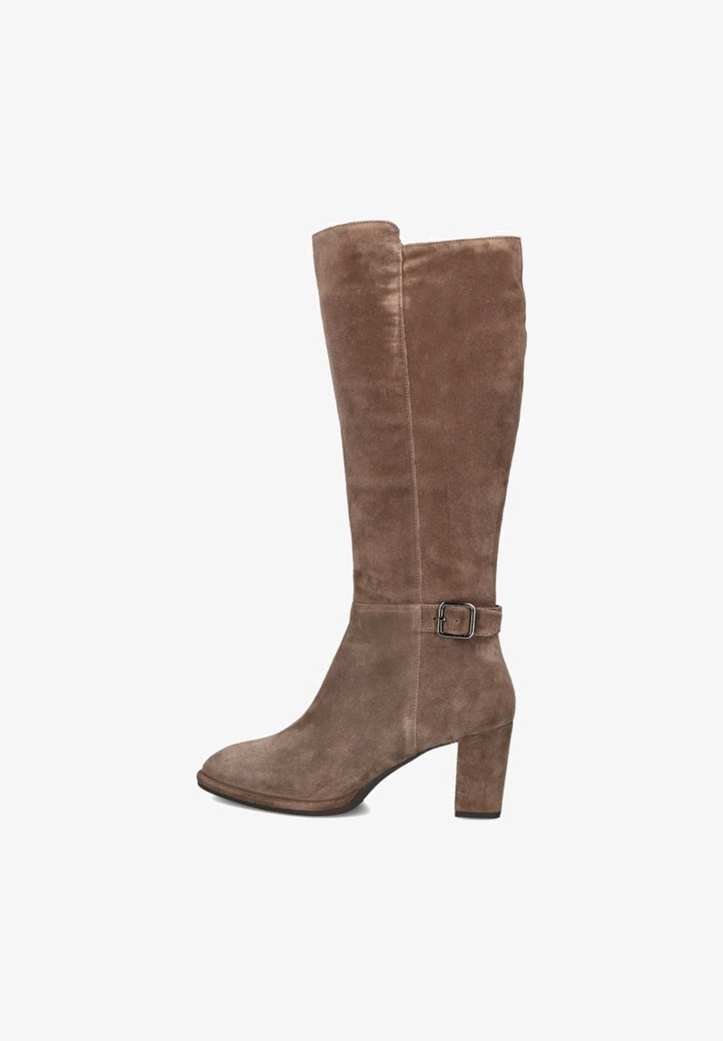 Bottes en suède marron montant jusqu'au genou, avec un bout carré, un talon bloc et une boucle décorative sur la sangle de la cheville. Texture lisse, design ajusté.