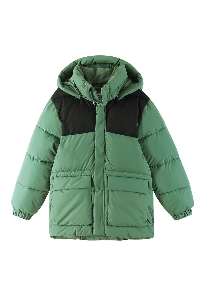 Giubbotto imbottito con un corpo verde brillante e una sezione superiore nera, ampie tasche frontali e cappuccio. Realizzato in materiale leggero e imbottito.