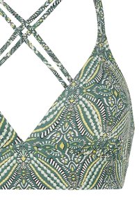 Zielony stanik bikini z geometrycznym wzorem w odcieniach zieleni, żółci i bieli. Posiada krzyżujące się ramiączka oraz kształt trójkątnych miseczek.