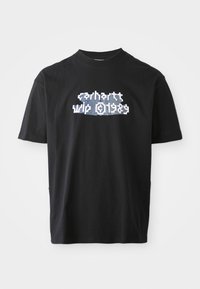 Sort kortærmet t-shirt med hvid og blå stiliseret tekst "Carhartt WIP 1989" centreret på brystet.