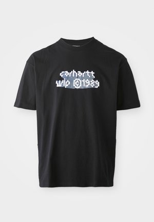 Czarny t-shirt z krótkim rękawem z białym i niebieskim stylizowanym napisem "Carhartt WIP 1989" umieszczonym na środku klatki piersiowej.