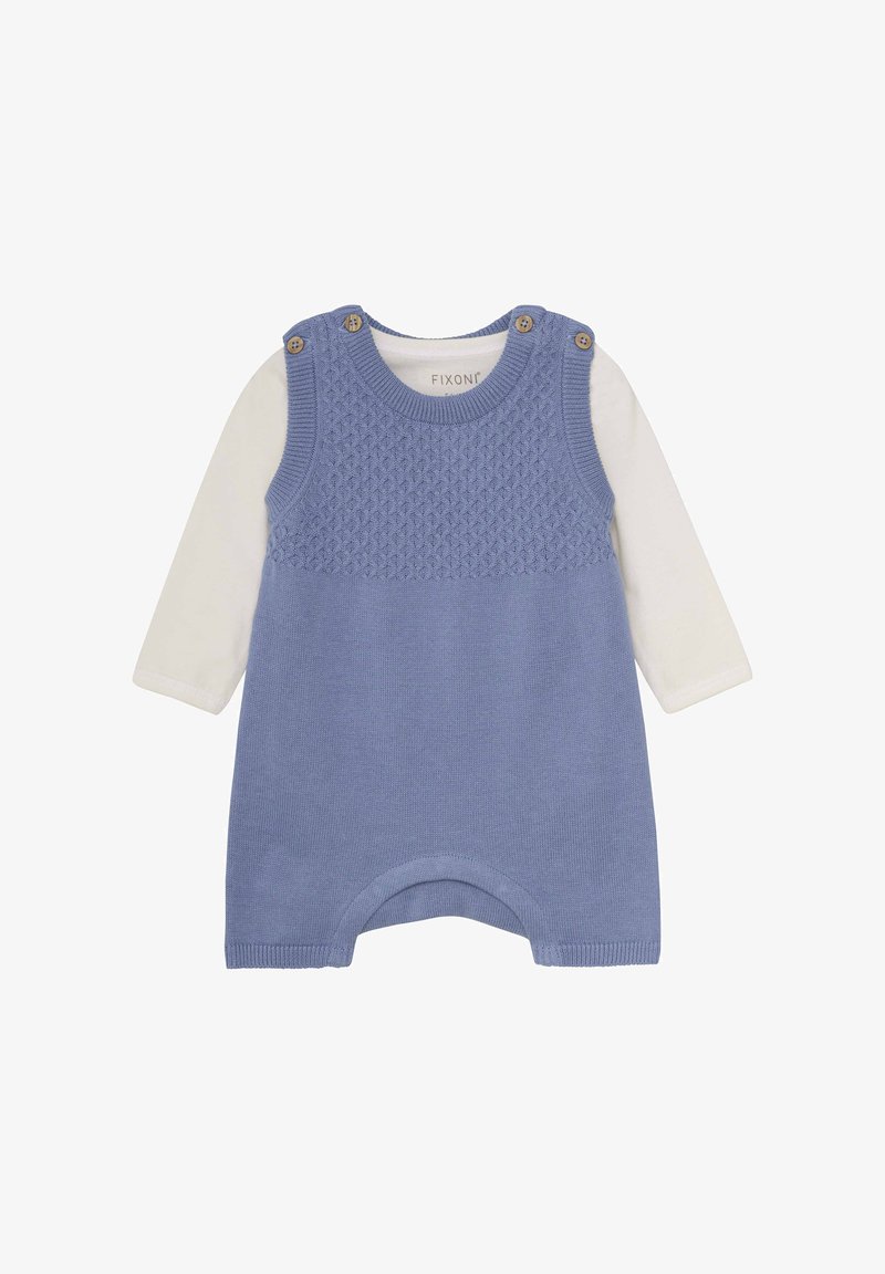 Lyseblå strikket jumpsuit med tekstureret øverste sektion, der har knapdetaljer på skuldrene og en hvid langærmet skjorte underneden.