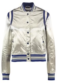 Giubbotto bomber in raso argento con colletto a coste blu navy, dettagli a strisce sulle spalle e chiusura con bottoni, dotato di tasche laterali e polsini a coste.