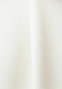 Teksturowana tkanina w kolorze off-white z gładką powierzchnią. Materiał ma delikatny splot z subtelnymi różnicami w odcieniu.