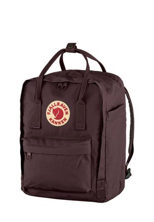 Sac à dos marron foncé en tissu durable, doté d'une poche avant, de bretelles rembourrées et d'un logo circulaire à l'avant.