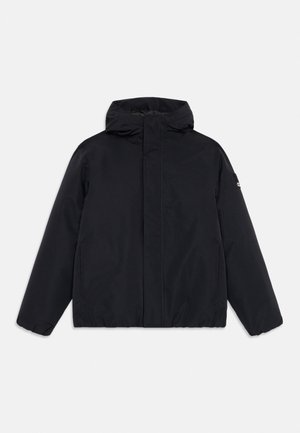 Giacca invernale nera con cappuccio, maniche lunghe, cerniera frontale coperta da pattina e polsini elastici su sfondo chiaro e uniforme.