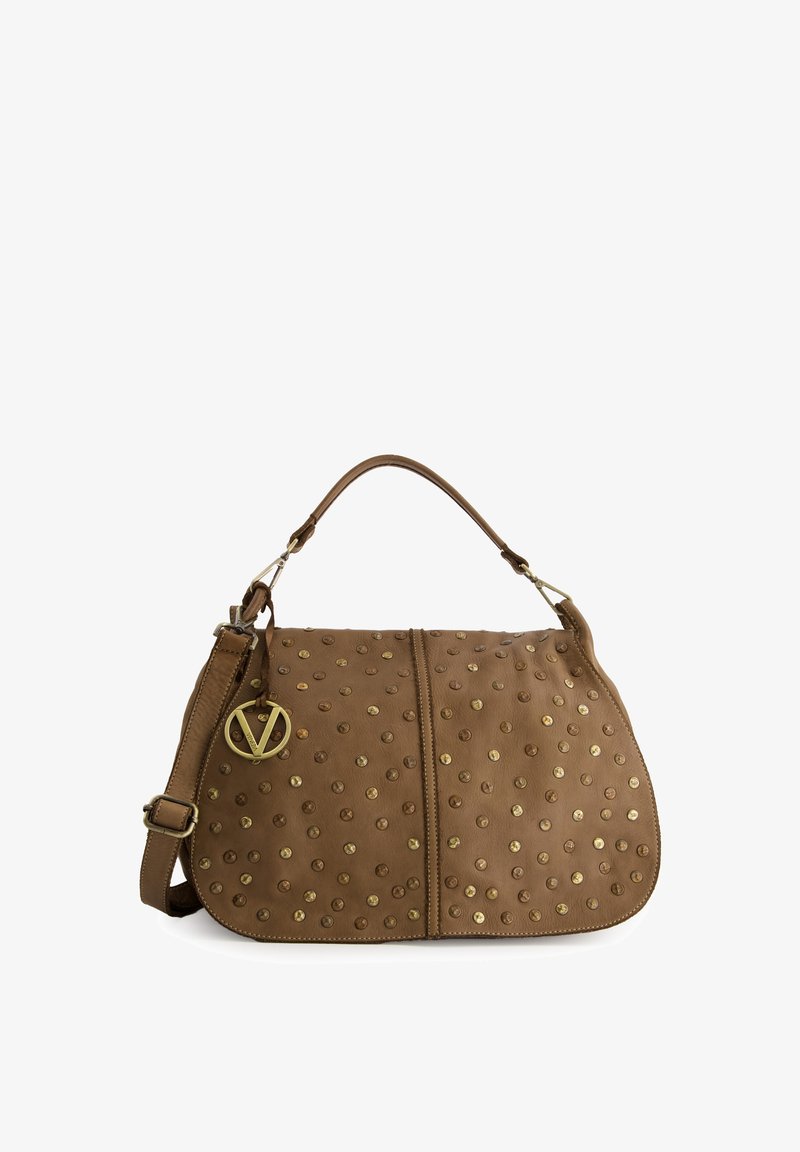 Braune Handtasche aus Leder mit goldenen Nietenakzenten, runder Form, Doppelgriff und abnehmbarem Schulterriemen mit einem goldenen Logo-Anhänger.