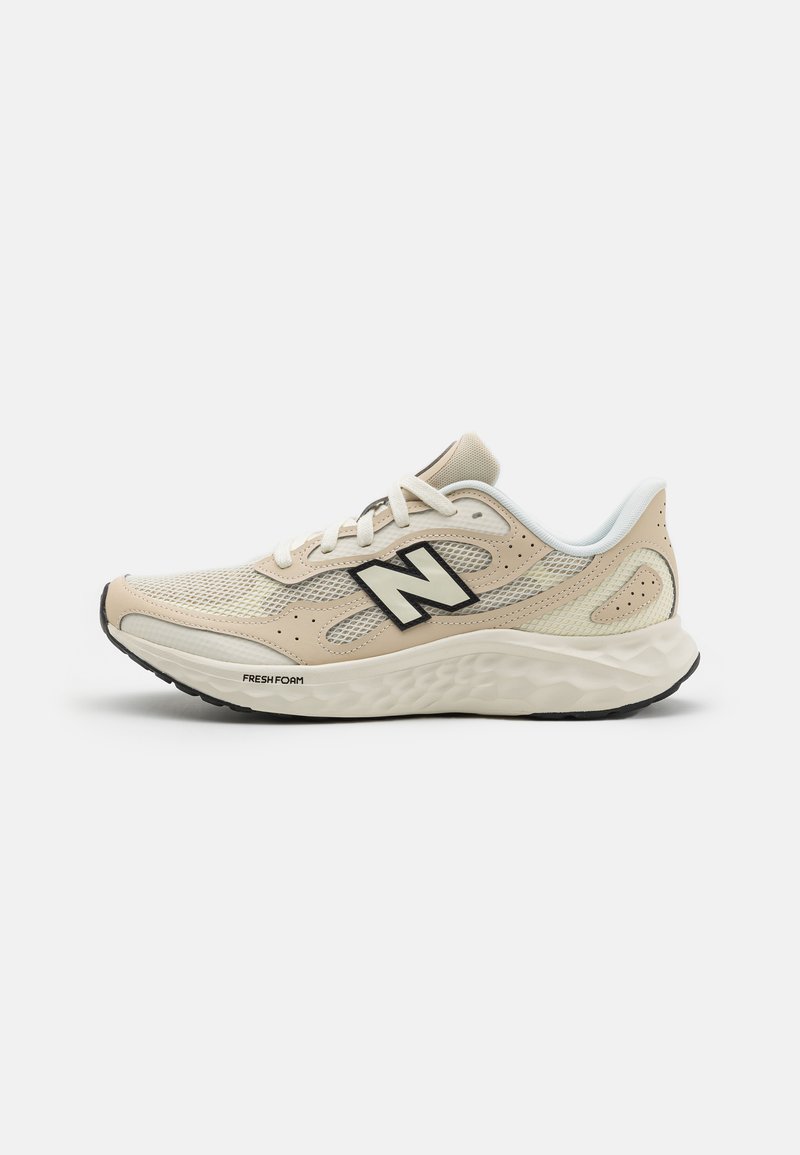 Beige Laufschuh mit Obermaterial aus Mesh, markantes 'N'-Logo in Schwarz, gepolsterter Schaft und gepolsterte Sohle mit der Aufschrift "FRESH FOAM." Leichtes Design.