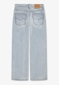 Τζιν παντελόνι κανονικής γραμμής σε ανοιχτό μπλε χρώμα, με δύο πίσω τσέπες, δερμάτινη ετικέτα με λογότυπο και ξεθωριασμένη υφή σε όλο το ύφασμα.