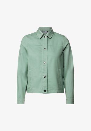 Giacca di jeans verde chiaro con colletto, chiusura anteriore a bottoni, due tasche laterali e maniche lunghe. Texture liscia con dettagli minimi.