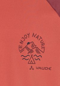 Un tessuto arancione brillante presenta un design grafico con una montagna, onde e un'icona di tenda, accompagnato dal testo "GODI LA NATURA" e "VAUDE."