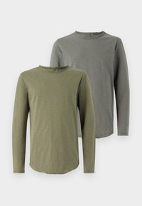 Langärmlige T-Shirts in Olivgrün und Grau. Weicher Stoff mit rundem Halsausschnitt und geschwungener Saumlinie. Einfaches Design, ohne Muster oder Verzierungen.