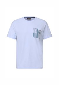 T-shirt en coton bleu clair avec un design de poche graphique comportant des formes géométriques et des lignes dans des nuances plus foncées de bleu et de vert.