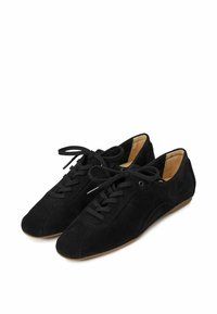 Scarpe in suede nere con lacci, dalla punta rotonda e dal design minimalista. Presentano lacci piatti e una suola in gomma elegante e a profilo basso.