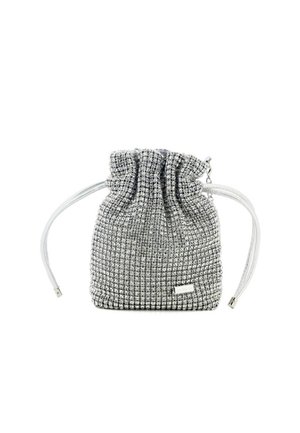 Borsa a sacco intrecciata argento con superficie texture, parte superiore arricciata e corde bianche lisce. Presenta un piccolo etichetta metallica nella parte frontale.