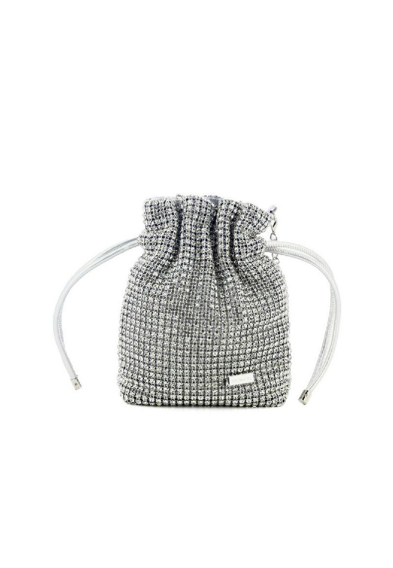 Borsa a sacco intrecciata argento con superficie texture, parte superiore arricciata e corde bianche lisce. Presenta un piccolo etichetta metallica nella parte frontale.
