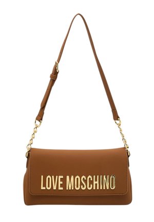 Borsa a tracolla in pelle marrone con tracolla regolabile e maglie di catena dorate, con grandi lettere dorate "LOVE MOSCHINO" sulla patta anteriore.