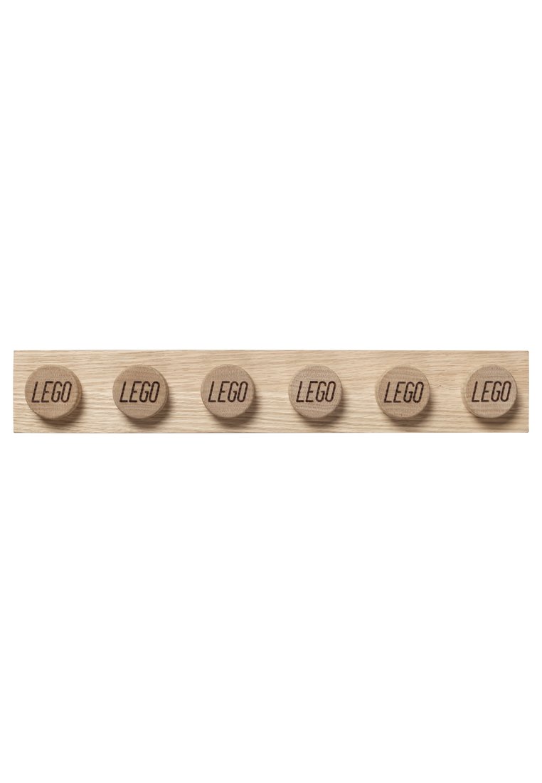 Houten LEGO-display met zes ronde stukjes, elk gegraveerd met "LEGO," gemonteerd op een lichtgekleurde houten plank.