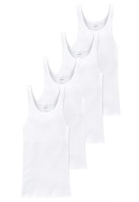 Fire hvide tank tops arrangeret lodret, med en ribbet tekstur, runde halsudskæringer og brede skulderstropper. Hver er identisk i design.